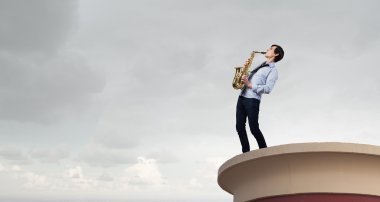 Yakışıklı saksofoncu. Kavram görüntü