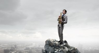 Yakışıklı saksofoncu. Kavram görüntü