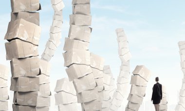 Karton Kutularda kadınla