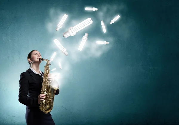 Vrouw saxofonist. Concept afbeelding — Stockfoto