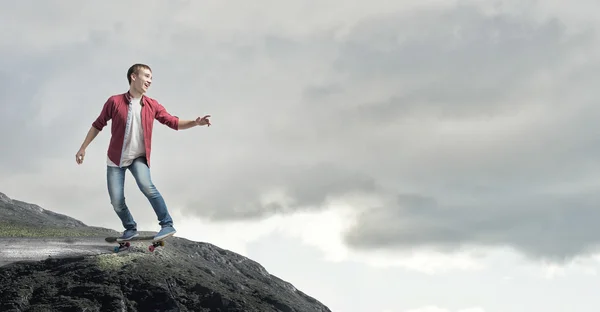 Killen på skateboard — Stockfoto