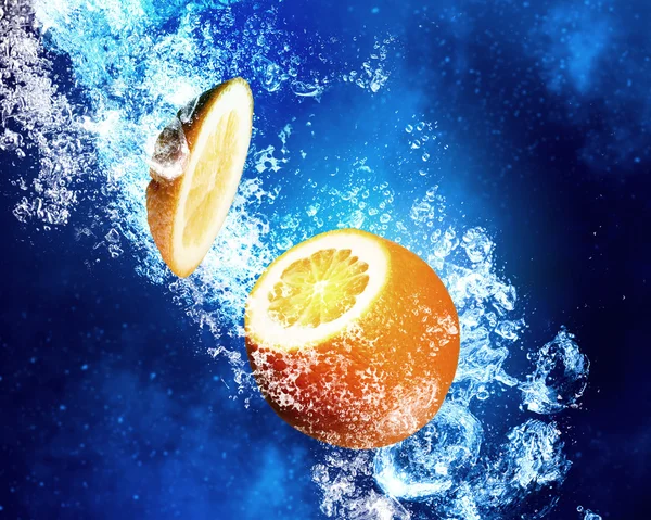 Saftige Orange im Wasser — Stockfoto