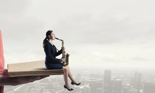 Vrouw saxofonist. Concept afbeelding — Stockfoto