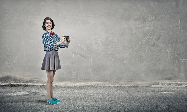 女孩与照片的相机 — 图库照片