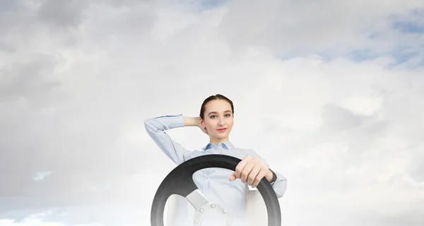 Mujer con volante —  Fotos de Stock