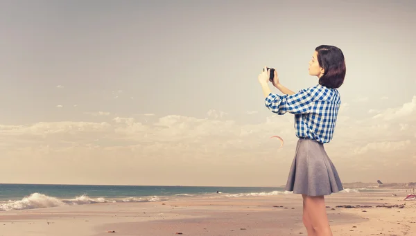 Chica con cámara de fotos — Foto de Stock