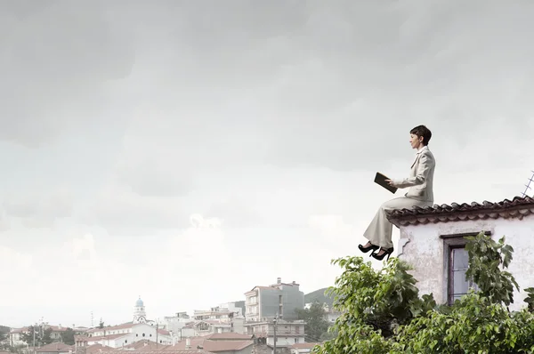 Mulher com livro — Fotografia de Stock