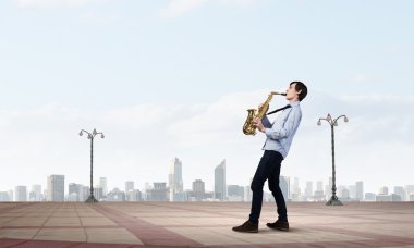 Yakışıklı saksofoncu. Kavram görüntü