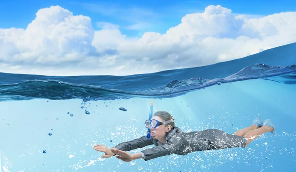 Mulher debaixo de água — Fotografia de Stock