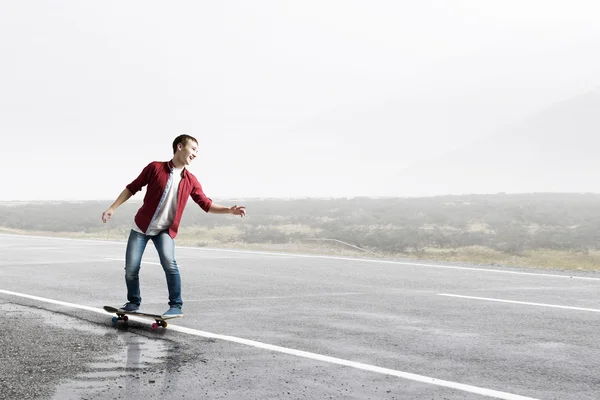 Guy op skateboard — Stockfoto