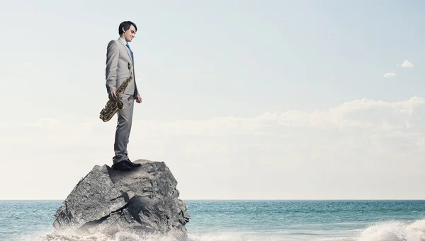 Un apuesto saxofonista. Imagen conceptual — Foto de Stock