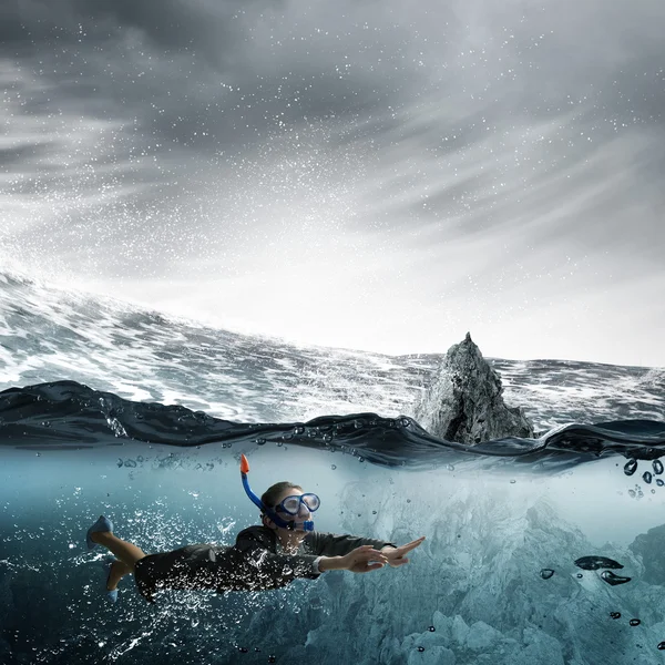 Mujer bajo el agua — Foto de Stock