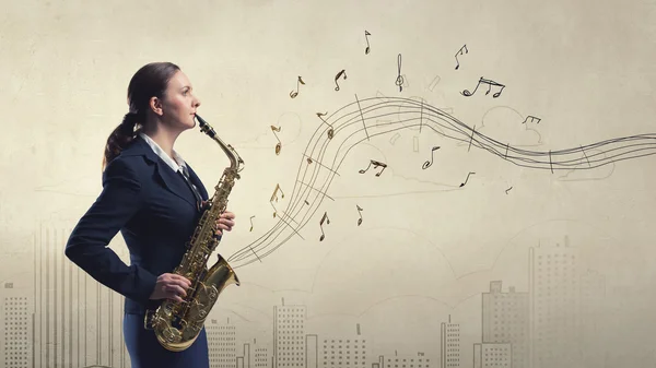 Жінка саксофоністка. Зображення концепції — стокове фото