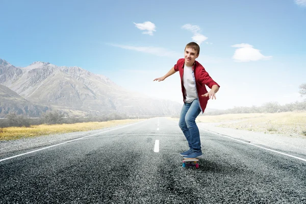 Guy op skateboard — Stockfoto