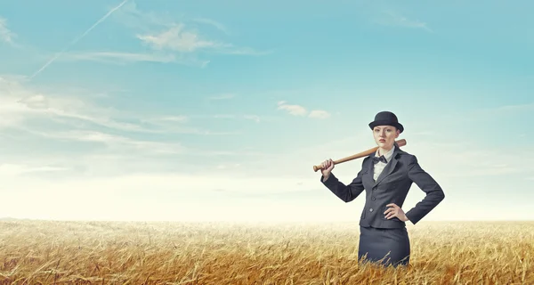 Vrouw met honkbalknuppel — Stockfoto