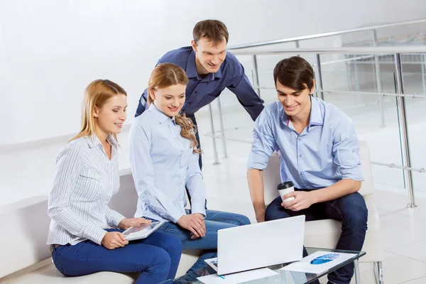 Cooperar para el trabajo productivo — Foto de Stock