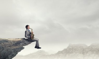 Yakışıklı saksofoncu. Kavram görüntü