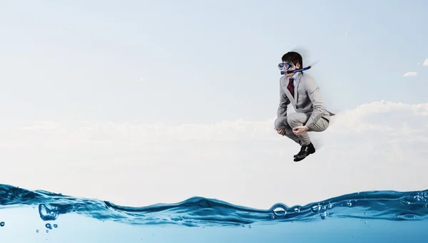 Hombre de negocios de buceo. Imagen conceptual —  Fotos de Stock