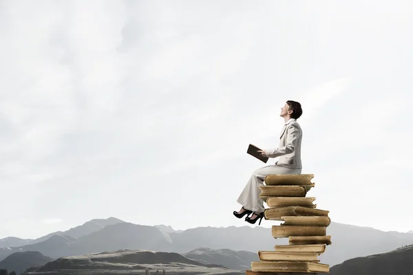 Mujer con libro — Foto de Stock