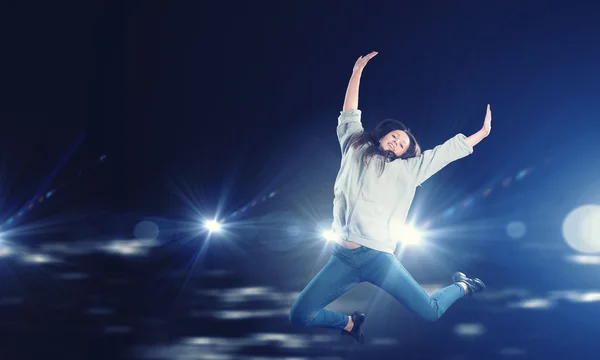 Танцовщица в прыжке — стоковое фото