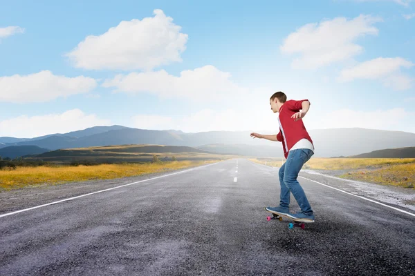 Killen på skateboard — Stockfoto