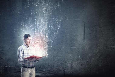 Adam holding açılan kitap yakın çekim