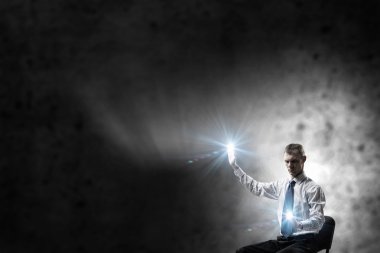 Modern teknolojileri kullanan insanlar.