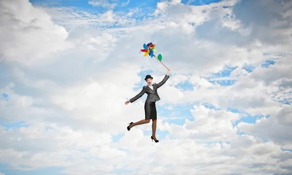 Mujer volando en el cielo — Foto de Stock