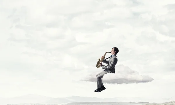 Um saxofonista bonito. Imagem de conceito — Fotografia de Stock