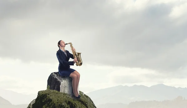 Vrouw saxofonist. Concept afbeelding — Stockfoto