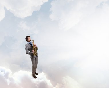 Yakışıklı saksofoncu. Kavram görüntü