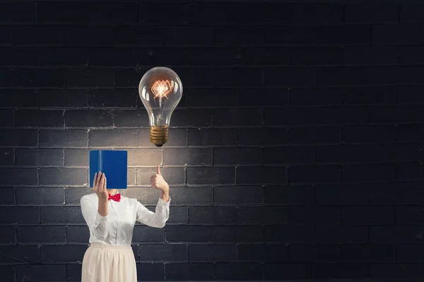 Mujer escondiendo la cara detrás del libro — Foto de Stock