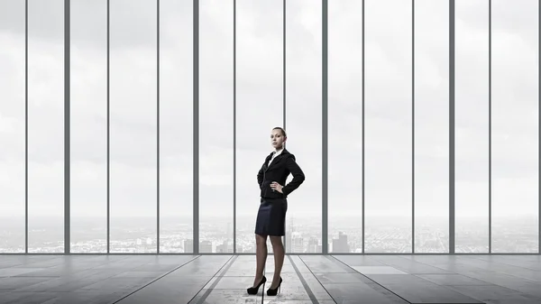 Empresária bem sucedida no cargo — Fotografia de Stock