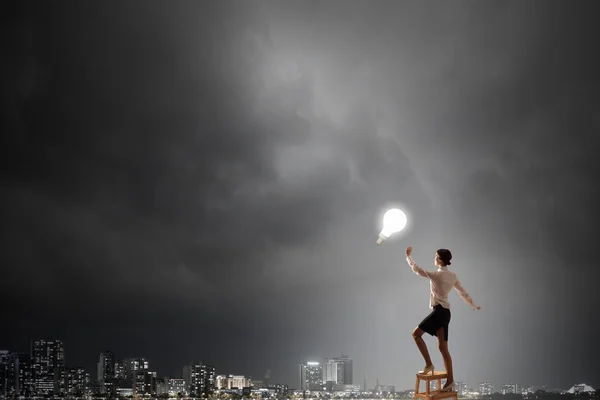 Mujer de negocios llegando a la idea — Foto de Stock