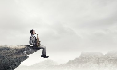 Yakışıklı saksofoncu. Kavram görüntü