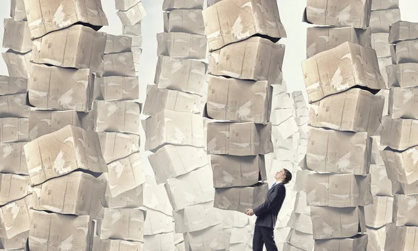 Homem transportar caixas de papelão — Fotografia de Stock