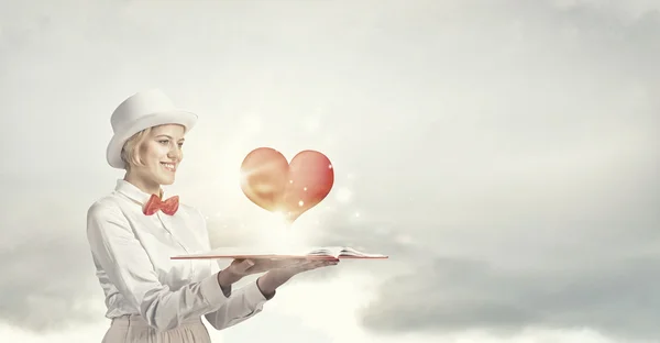 Bella donna con libro aperto — Foto Stock