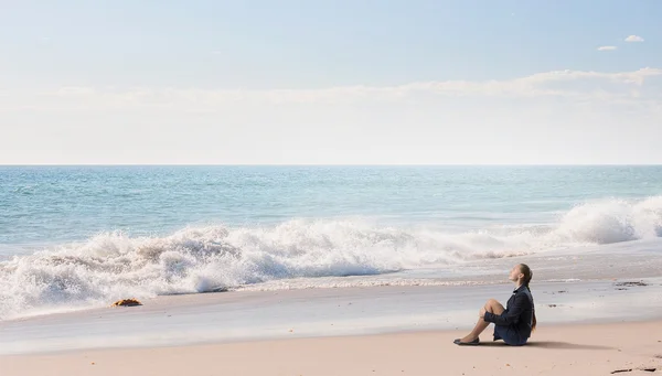 Ela está em desespero e isolamento — Fotografia de Stock