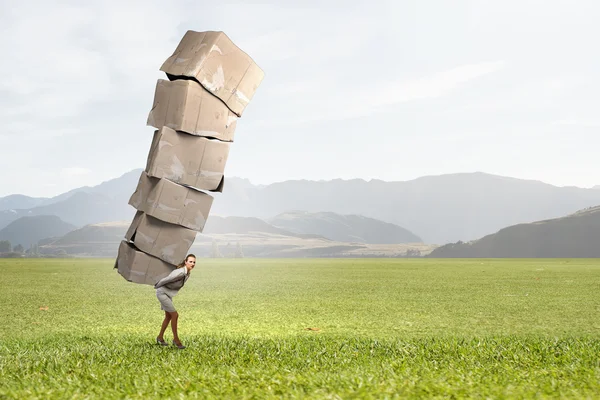 Vrouw carry kartonnen doosjes — Stockfoto