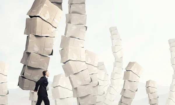 Homem transportar caixas de papelão — Fotografia de Stock