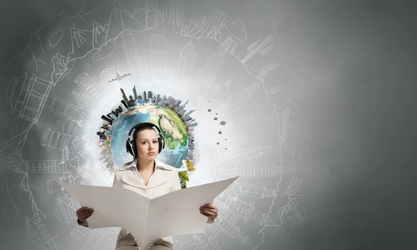 Mujer leyendo el periódico —  Fotos de Stock