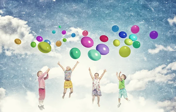 顽皮的儿童们抓住气球 — 图库照片