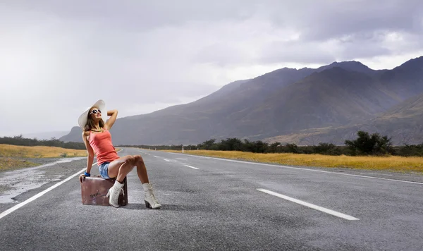 Όμορφη μελαχρινή ρετρό hitchhiker — Φωτογραφία Αρχείου