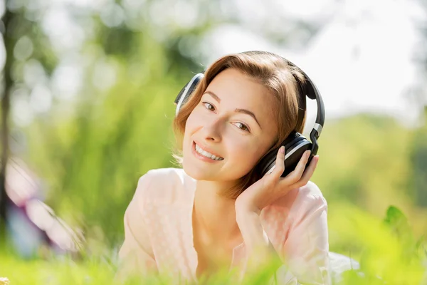 Sunny weekend in park — Stock Photo, Image