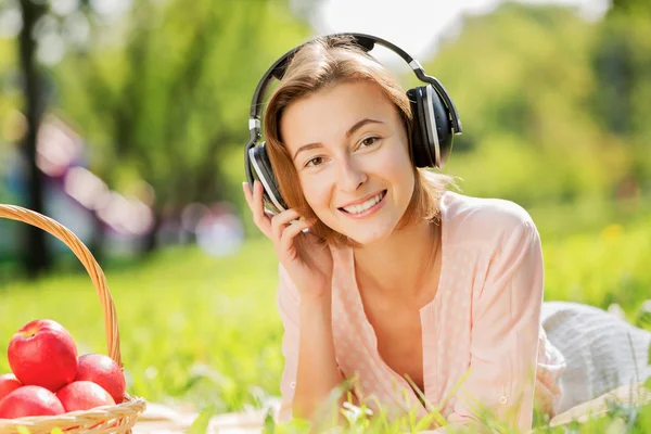 Sunny weekend in park — Stock Photo, Image