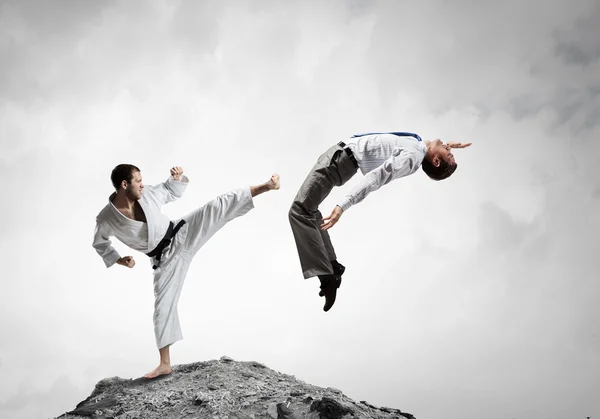 Karate mens in witte kimino — Stockfoto