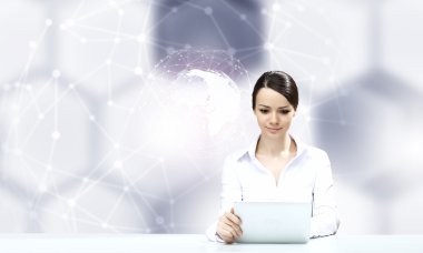 Modern teknolojiler kullanan kadın