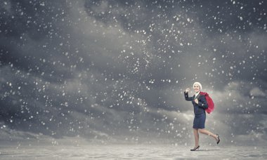 iş kadını olarak Noel Baba şapkası