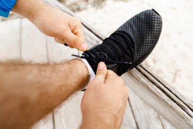 Runner ayakkabılarını verdi ve koşu için hazırlar