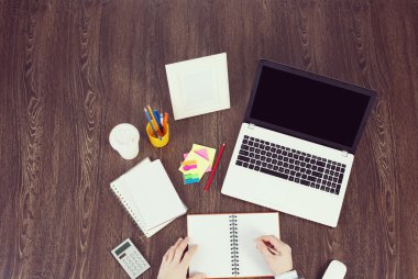 Ofis işyeri ofis, banka donatımı ve dizüstü bilgisayar ile